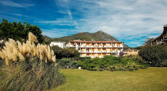 Апартаменты Spiaggia Azzurro -lakeside with terrace