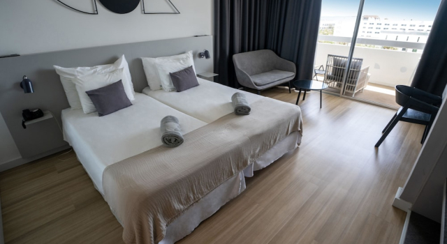 Полулюкс с балконом и с видом на бассейн Coral Suites & Spa