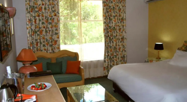 Полулюкс Safari Hotel & Convention Centre