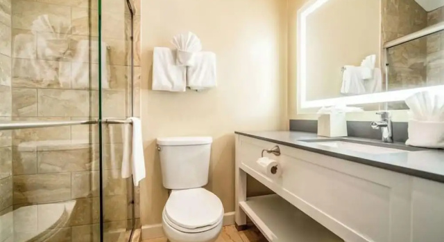 Люкс Deluxe Waterside Suites and Marina