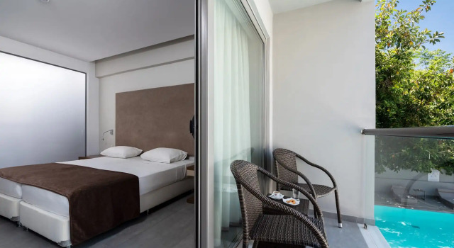 Номер Superior с видом на бассейн Oktober Downtown Boutique Hotel