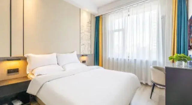 Yuelan Hotel (Lanzhou West Passenger Station Huanghe Tower)