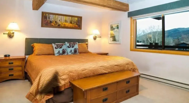 Aspen 3 Bedroom Condo at the Base of Aspen Mountain, Next to Lift 1A