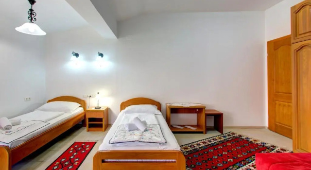 Четырёхместный номер Standard с балконом Hotel Almira