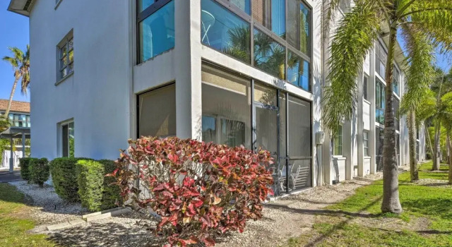 Walk to Beach: Condo w/ Pool & Patio In Sarasota!, Забронировать Апартаменты/квартира Отели Сиеста-Ки с парковкой, Парковка
