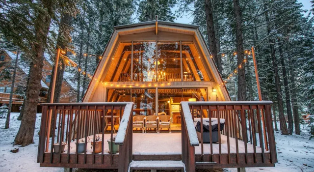 A Frame Hideaway | Floor to Ceiling Windows in the Pines, Забронировать Дом для отпуска Траки Скво-Вэлли, рядом с Поле для гольфа Coyote Moon