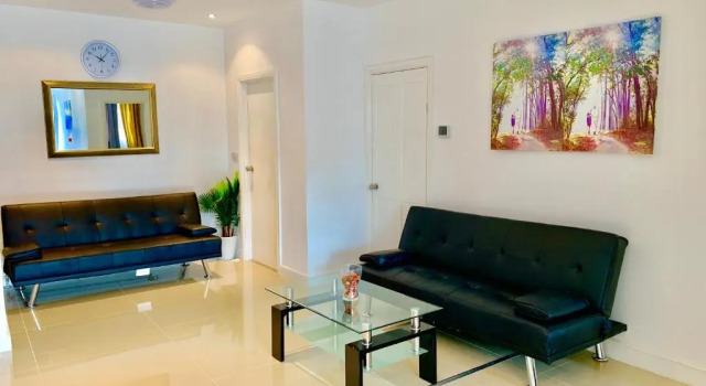 Spacious 2 Bedrooms 2 Baths Apartment with Garden and Parking, Varaa Huoneisto Asunnot kohteessa Merseyside, Huoneisto