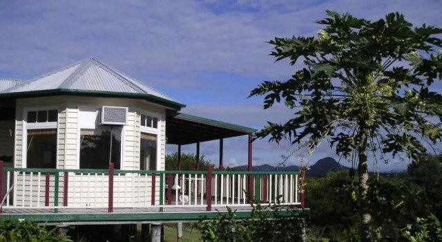 Коттедж c 1 комнатой с балконом и с красивым видом из окна Отель Noosa Pomona Retreat