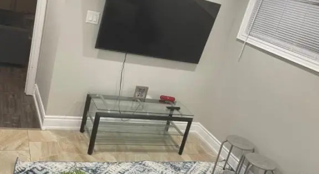 Stunning & cozy freshly renovated 2 bedroom basement unit, Varaa Hotelli Kitchener 