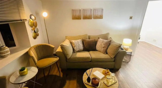 Lavish modern 1 bedroom Apt close to city centre, Забронировать Отель Отели Glasgow & The Clyde Valley с парковкой, Парковка