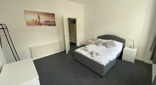 Beautiful Modern 3-bed House in Wallasey Near City, Забронировать Отель Отели Англии 3 звезды, 3*