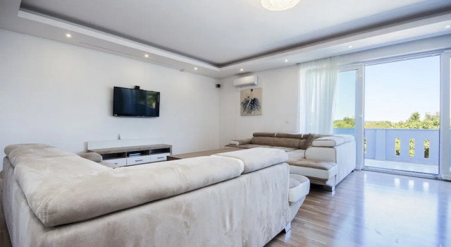 Villa With 5 Bedrooms in Pomer, With Private Pool, Enclosed Garden and, Rezervovat Vila Hotely v Pomer s bazénem, Bazén