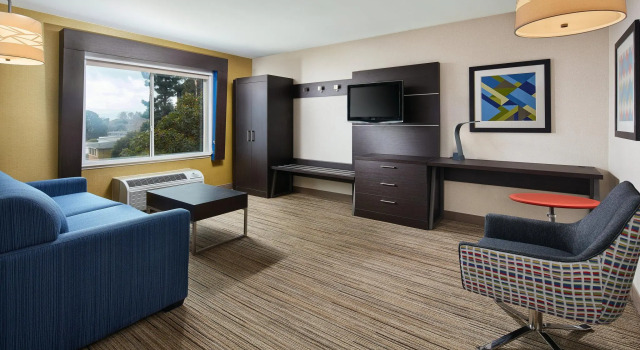 Двухместный люкс Holiday Inn Express Hotel & Suites Belmont by IHG