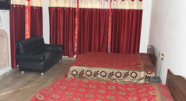 Кровать в общем номере Grand Noora Palace