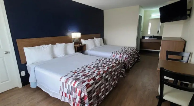 Четырёхместный номер Deluxe Red Roof Inn Byron
