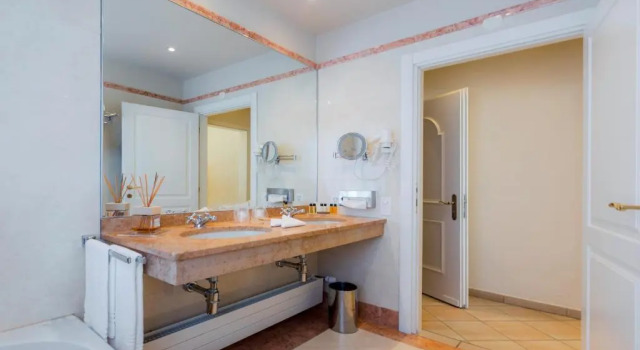 Полулюкс с балконом Parkhotel Delta, Wellbeing Resort