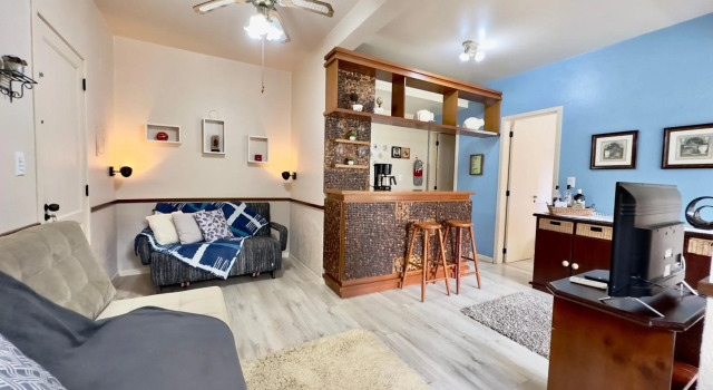 Apartamento Belo Jardim! Com LAREIRA 500 metros do LAGONEGRO, VISTA para Jardim em CONDOMINIO FECHAD0 com GARAGEM e Wi-Fi e PETFRIENDLY