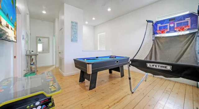 Коттедж 2 Homes in Gulf Village by Avantstay Sleeps 24, 2blocks to the Beach, Pool, Game Room, Patio w/ Outdoor Bar