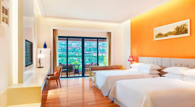 Четырёхместный номер Standard с балконом и с видом на озеро Four Points by Sheraton Heyuan Resort
