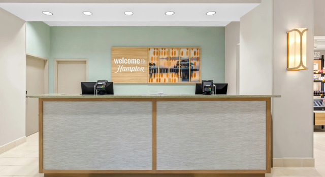 Hampton Inn & Suites St. Petersburg/Downtown, Забронировать Отель Сент-Питерсберг Pinellas County, рядом с Пирс Сент-Питерсберга