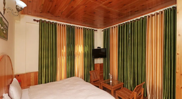 OYO 13716 Home Studio River View Naggar Road, Забронировать Отель Отели Манали с парковкой, Парковка