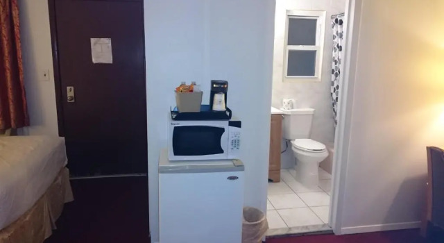 Четырёхместный номер Standard Greenview Inn Riverhead