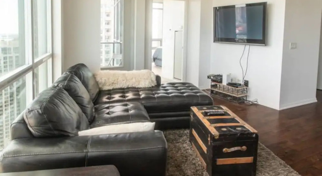 Modern 2 bedroom Condo with CN Tower Views, Varaa Hotelli Toronto 