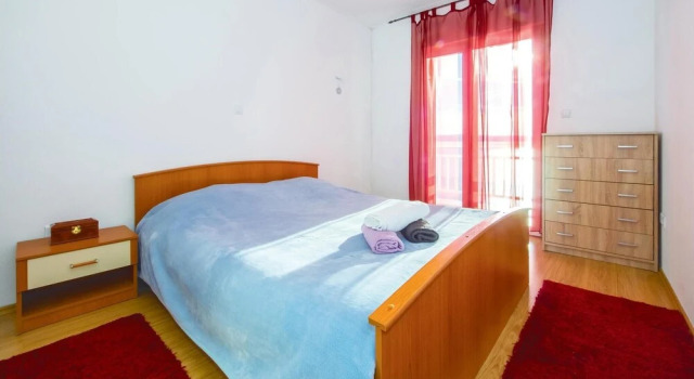 Amazing Home in Omis With Wifi and 2 Bedrooms, Book Hotel Hoteller i Split Region med parkering, Parkering