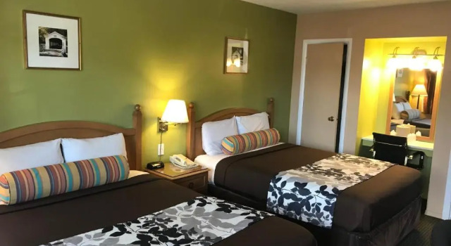 Четырёхместный номер Standard Travelers Inn Eugene University