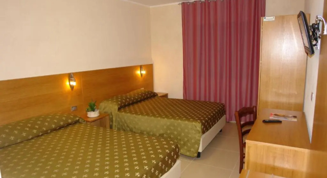 Четырёхместный номер Standard Hotel Corona