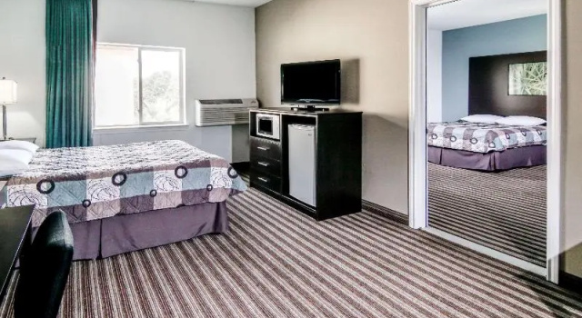 Suite Super 8 by Wyndham Brenham TX