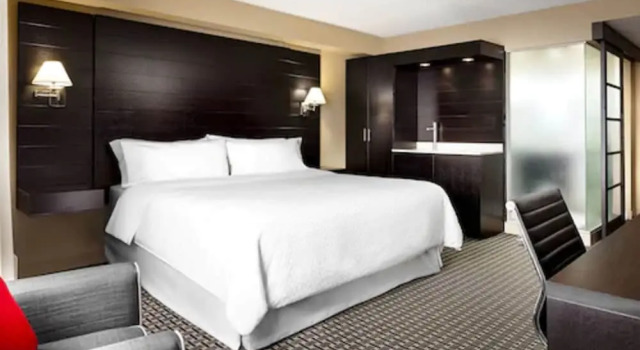 Двухместный люкс Four Points by Sheraton Mississauga Meadowvale