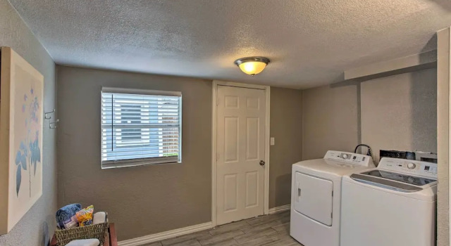 Walk to At&t Stadium: Arlington Home w/ Yard!, Забронировать Отель Отели и гостиницы Арлингтон, рядом с Техасский университет в Арлингтоне, Отель