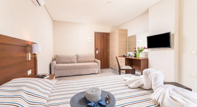 Четырёхместный семейный номер Deluxe с балконом Matala Bay Hotel