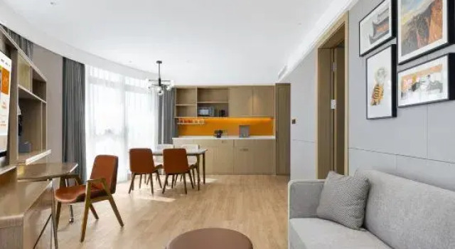 Двухместный люкс с балконом и с видом на озеро Home2 Suites by Hilton Shaoguan Wengyuan