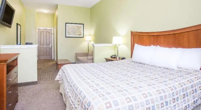 Трёхместный номер Standard Days Inn & Suites by Wyndham Swainsboro