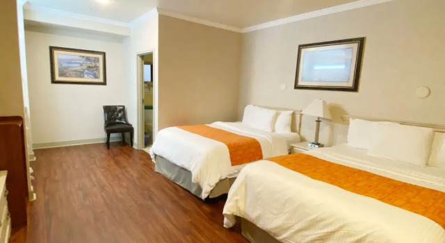 Четырёхместный номер Standard Monarch Valley Inn Marina at Monterey Bay