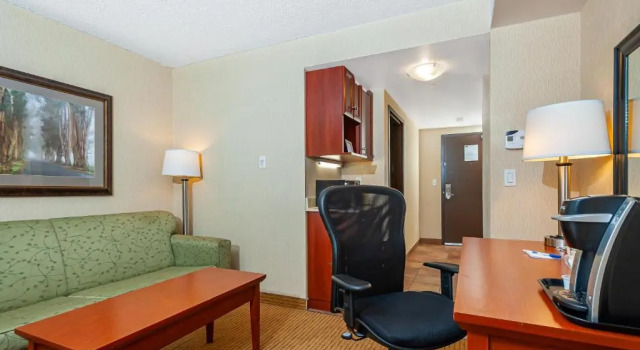 Люкс Holiday Inn Express Hotel & Suites Clarington - Bowmanville by IHG