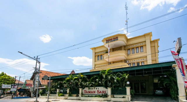 RedDoorz Plus near Alun Alun Karanganyar, Boek Hotel Karanganyar Central Java