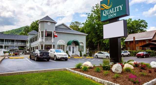 Кровать в общем номере Quality Inn Lake George