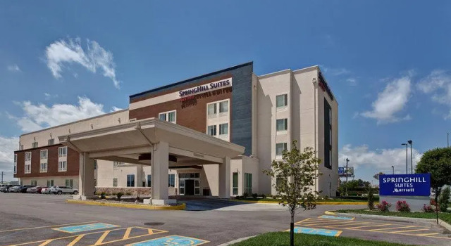 Кровать в общем номере SpringHill Suites by Marriott Wichita Airport