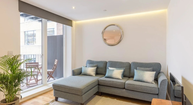 Super Central 2 Bedroom Flat With Balcony Zone 1!