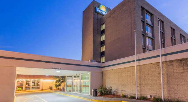 Кровать в общем номере Days Hotel by Wyndham Danville Conference Center