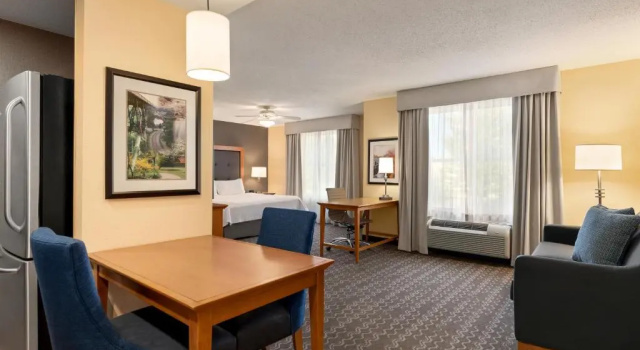 Трёхместный люкс c 1 комнатой Homewood Suites by Hilton Allentown-Bethlehem Airport