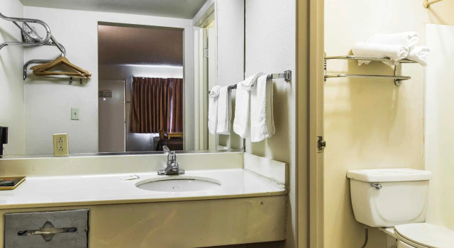 Четырёхместный номер Standard Rodeway Inn Ontario Mills Mall