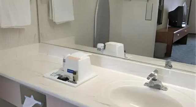 Четырёхместный номер Standard Travelodge by Wyndham Lynwood