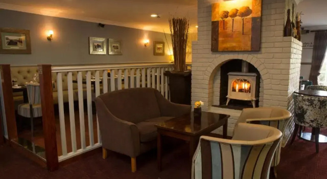 Четырёхместный номер Standard Crown Lodge Hotel