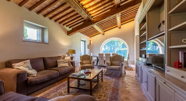 From this beautiful property, immersed in the Sienese countryside, you can enjoy sunsets with changi-Podere i Poggi
