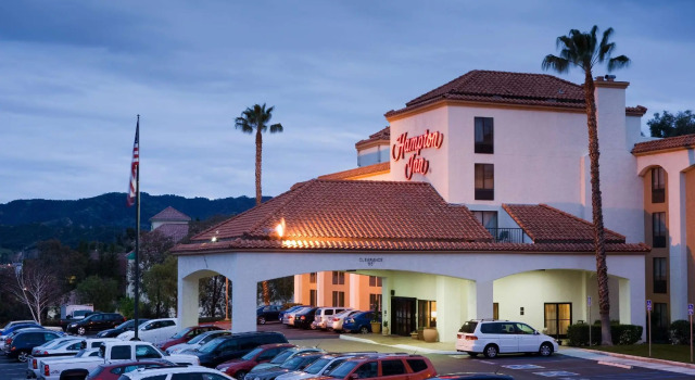 Кровать в общем номере Hampton Inn Los Angeles Santa Clarita