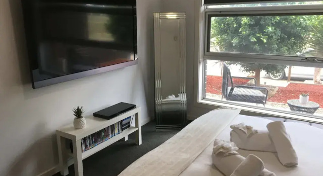 Sleek Stylish Modern Close to Airport, Varaa Lomakoti Melbourne 